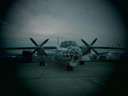 Antonov An30 on jatkokehitystyön tulos An24-koneesta.  Koneen navigaattorin istuin on lasitetussa nokassa.