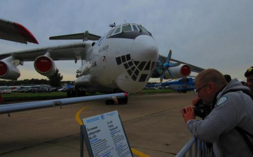 IL-76 LL. Volga Djnepr.  Konetyyppiä käytetään laajasti rahtilentoihin ja sotilaskuljetuksiin. Sitä käytetään myös YK:n avustuskuljetuksissa.