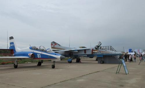 MIG AT on harjoitus ja kevyt hyökkäyskone. MiG-27 Flogger on rynnäkkökäyttöön soveltuva hävittäjä.pommittajakone.