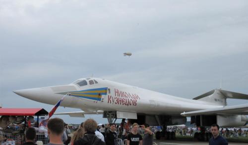 Tupolev TU-160    on raskas, kääntyväsiipinien yliäänipommikone."Nikolai Kuznetsov"