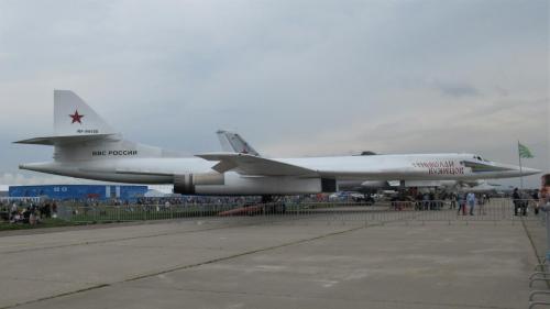 Tupolev Tu-160 on raskas, kääntyväsiipinien yliäänipommikone.