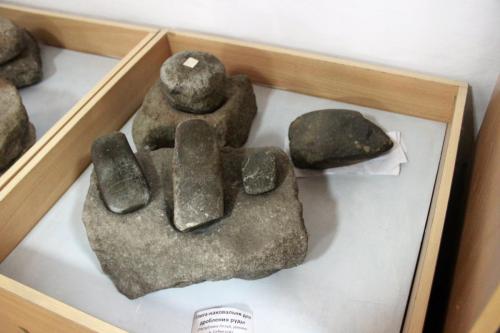 Altai-vuoren kivilajeista tehtyjä esineitä