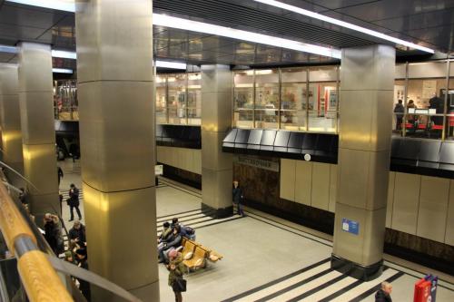 Metromuseo näkyy kuvassa vastakkaisella puolella kahden kerroksen korkuisen Vistavochnayan metroaseman hallin vastakkaisella puolella.