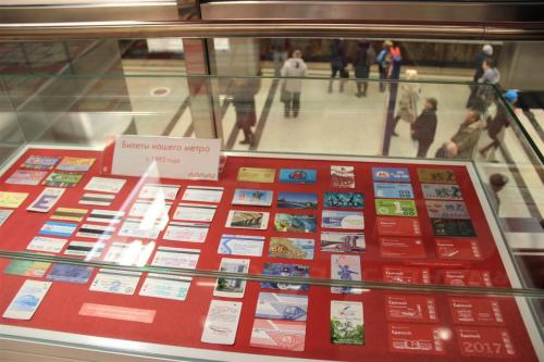 Eri aikakausien matkalippuja. Nykyinen Troika-kortti on kolmannessa rivissä oikealla toiseksi ylinnä.