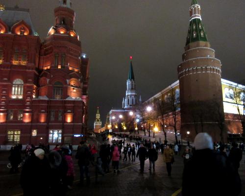 Historiallinen museo ja Kremlin torni Moskovassa.