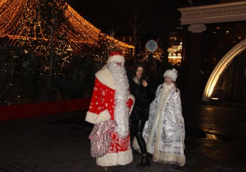 Ded Moroz ja Lumityttö olivat näkyvästi läsnä koko ajan, eivätkä he vain vierailleet paikalla.Ded Moroz and the Snow Girl were visibly present all the time, and they didn't just visit.