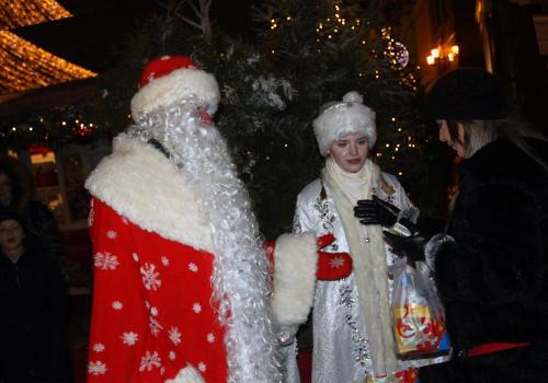 Joulupukin venäläinen vastine Ded Moroz ja hänen mukanaan Lumityttö.Santa's Russian counterpart Ded Moroz and the Snow Girl with him.