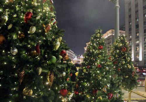 Kauniita kuusia, joiden koristeluun oli kutsuttu tunnettuja taiteilijoita Matkalla Jouluun -tapahtumaan..They have invited famous designers to decorate the Christmas trees in the "Journey to Christmas"  event 2019-2020 event in Moscow.