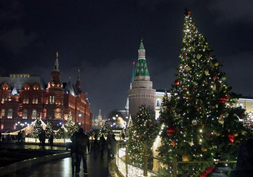Joulun ja Uudenvuoden aikaan muuttuu Kremlin ympärystä Moskovassa kauniiksi huvipuistoksi ihmisille.During the time of Christmas and New Year becomes the nearest areas of Kremlin a theme park for people.