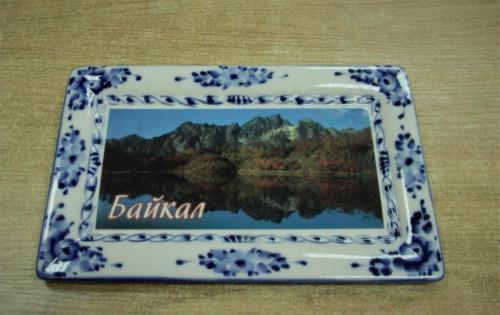 Missä tehdään kaikki Venäjän posliiniesineet?Tämänkin taulun kaltaiset tuotteet ovat oikeasti matkustaneet Gzhelistä Baikal järven rannoille myytäväksi.Gzhel on pieni taajama n. 50 kilometriä Moskovasta länteen.