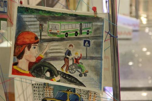 Lapset piirtävät joukkoliikenteestä. Moskovalaiset lapset ovat piirtäneet ajatuksiaan joukkoliikenteestä ja kuvia oli museossa.