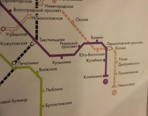 Pieni pala kasvua. Moskovan Metro kasvaa jatkuvasti. Kartoissa rakenteilla olevat osuudet on merkitty katkoviivoilla, kuten tässä tapauksessa "keltaisen linjan" jatko idässä.